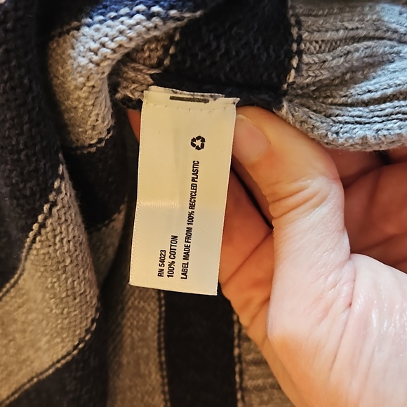 EUC GAP grey and blue striped sweater. - Picture 4 of 4